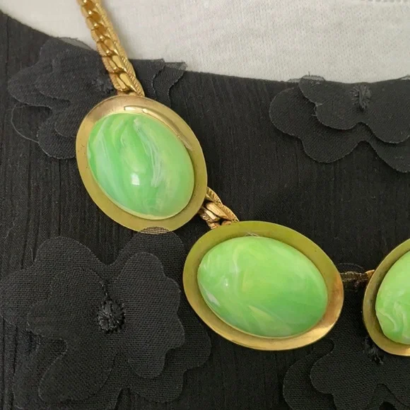 💥2 for $20 Vintage ‘70’s Necklace With Jade-Coloured Gemstones - Picture 3 of 10